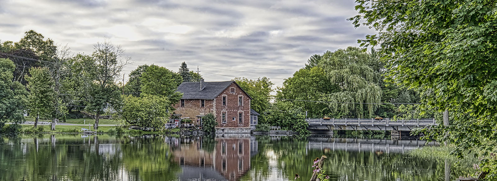 Photo showing the former Appleton General Store along the Mississippi River